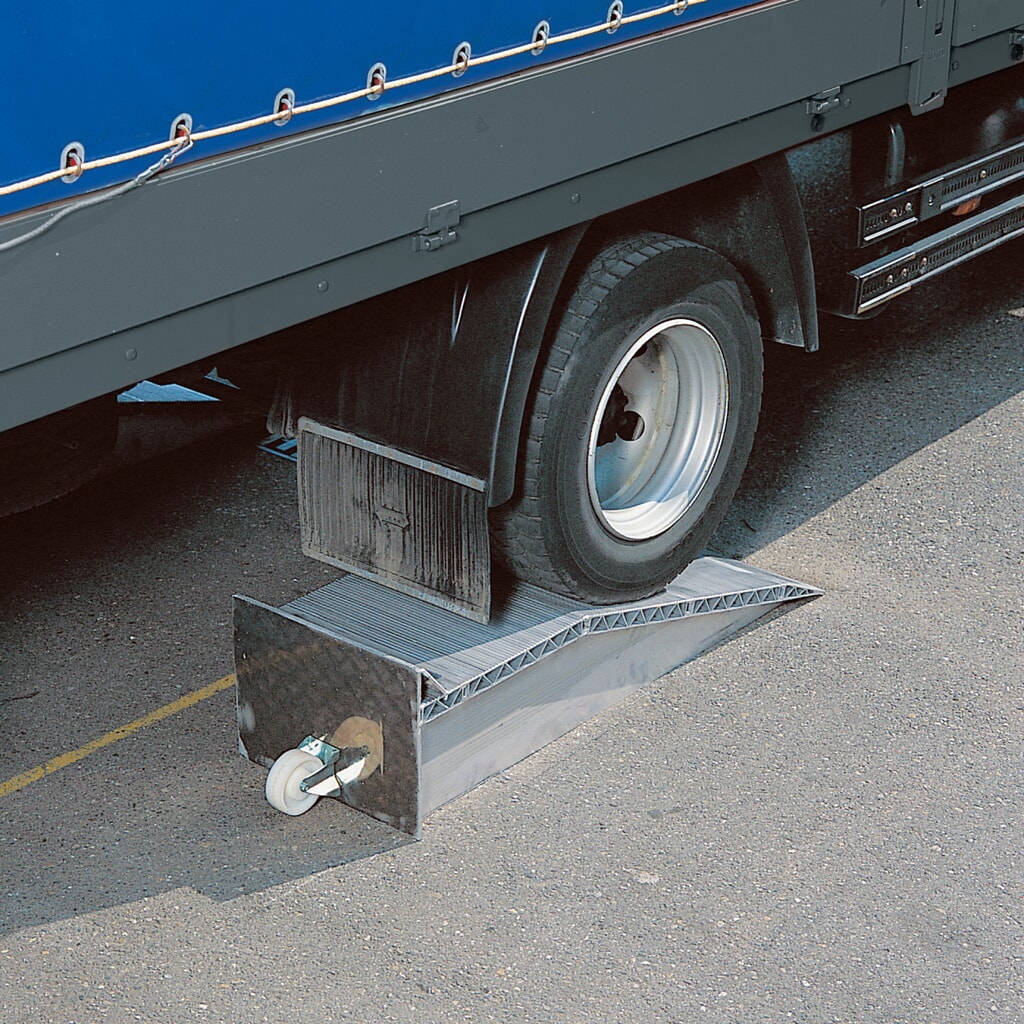 Alu-Auffahrkeile, Tragkraft 12.000 kg/Stück, HxBxL 145 x 500 x 1.440 mm Produktabbildung: Alu-Auffahrkeile, Tragkraft 12.000 kg/Stück, HxBxL 145 x 500 x 1.440 mm