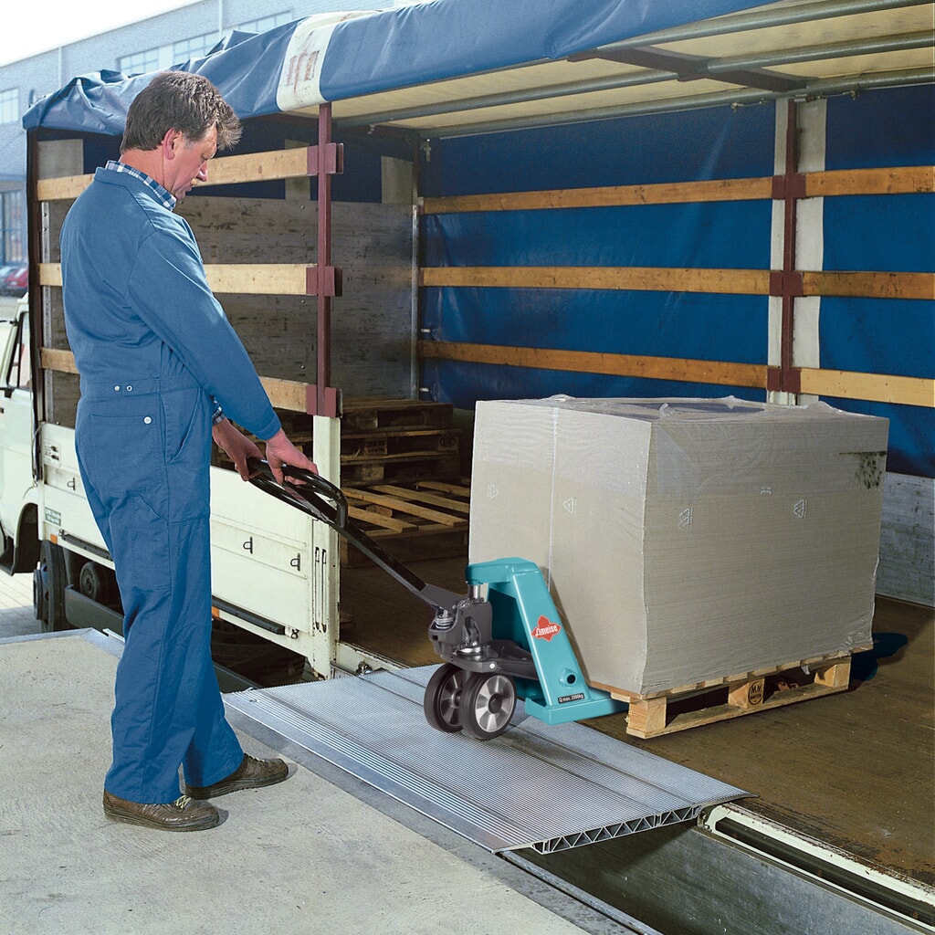 Altec Verladebrücke KBS, klappbar, mit automatischer Fallsicherung, manuelle Entriegelung, TK 4.000 kg, BxL 1.250 x 410 mm Produktabbildung: Altec Verladebrücke KBS, klappbar, mit automatischer Fallsicherung, manuelle Entriegelung, TK 4.000 kg, BxL 1.250 x 410 mm