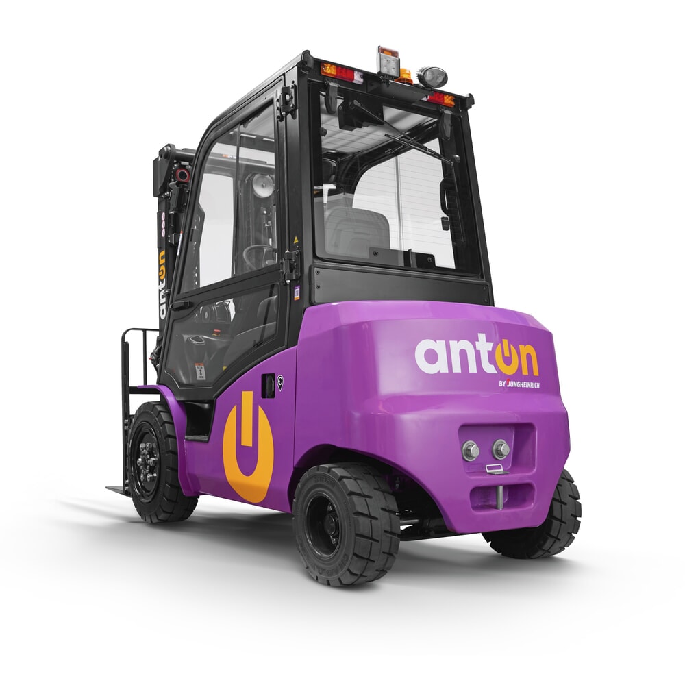Productafbeelding nr. 5: AntOn by Jungheinrich elektrische heftruck CBH 3.0 met drievoudige telescoop hefmast, hefhoogte 4.800 mm, draagvermogen 3.000 kg, weerbeschermingscabine Comfort, inclusief externe lader 80 V, 60 A, CEE, 4-pins