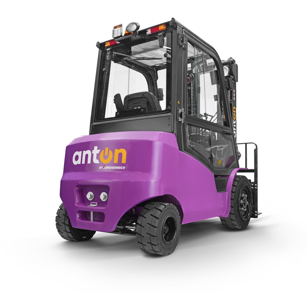 Produktabbildung Nr. 2: AntOn by Jungheinrich Elektro-Stapler CBH 2.5 mit Dreifach-Teleskop-Hubgerüst, Hubhöhe 4.800 mm, Tragfähigkeit 2.500 kg, Wetterschutzkabine Comfort, inkl. externem Ladegerät 80 V, 60 A, CEE, 5-pin