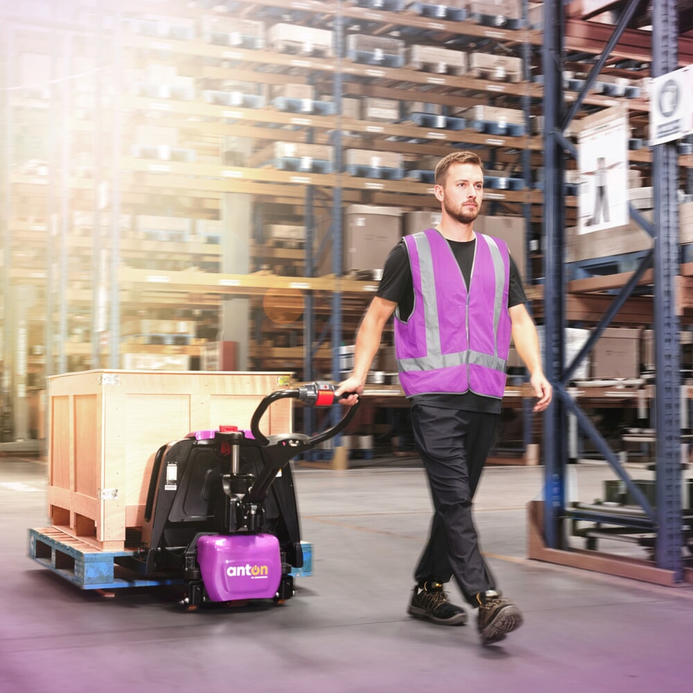 Zdjęcie produktu nr 13: AntOn by Jungheinrich elektryczny wózek paletowy PTL 1.5 z kołami podporowymi, bardzo szeroki do palet specjalnych, udźwig 1500 kg, długość wideł 1.150 mm