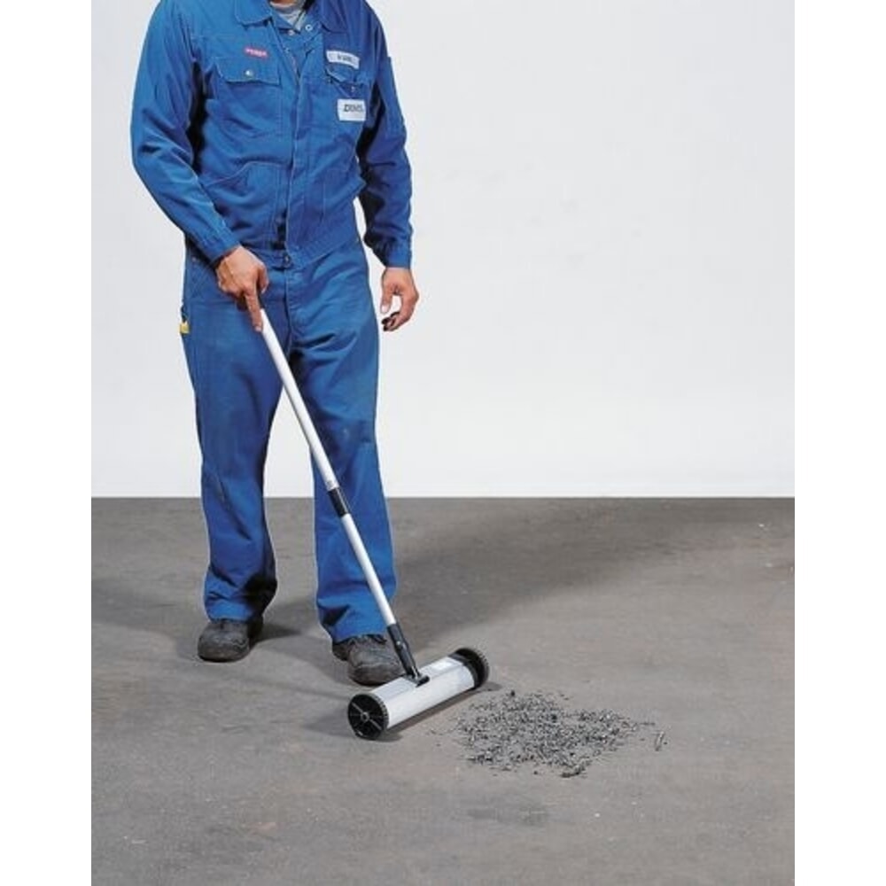 Produktabbildung Nr. 1: Denios Magnetbesen mit abnehmbarem Teleskopstiel