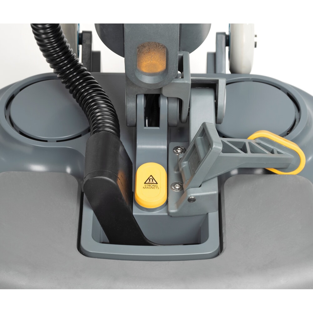 Produktabbildung Nr. 12: Tennant® Handgeführte Micro-Scheuersaugmaschine i-mop, mit gegenläufigen Doppelbürsten, Arbeitsbreite 368 mm