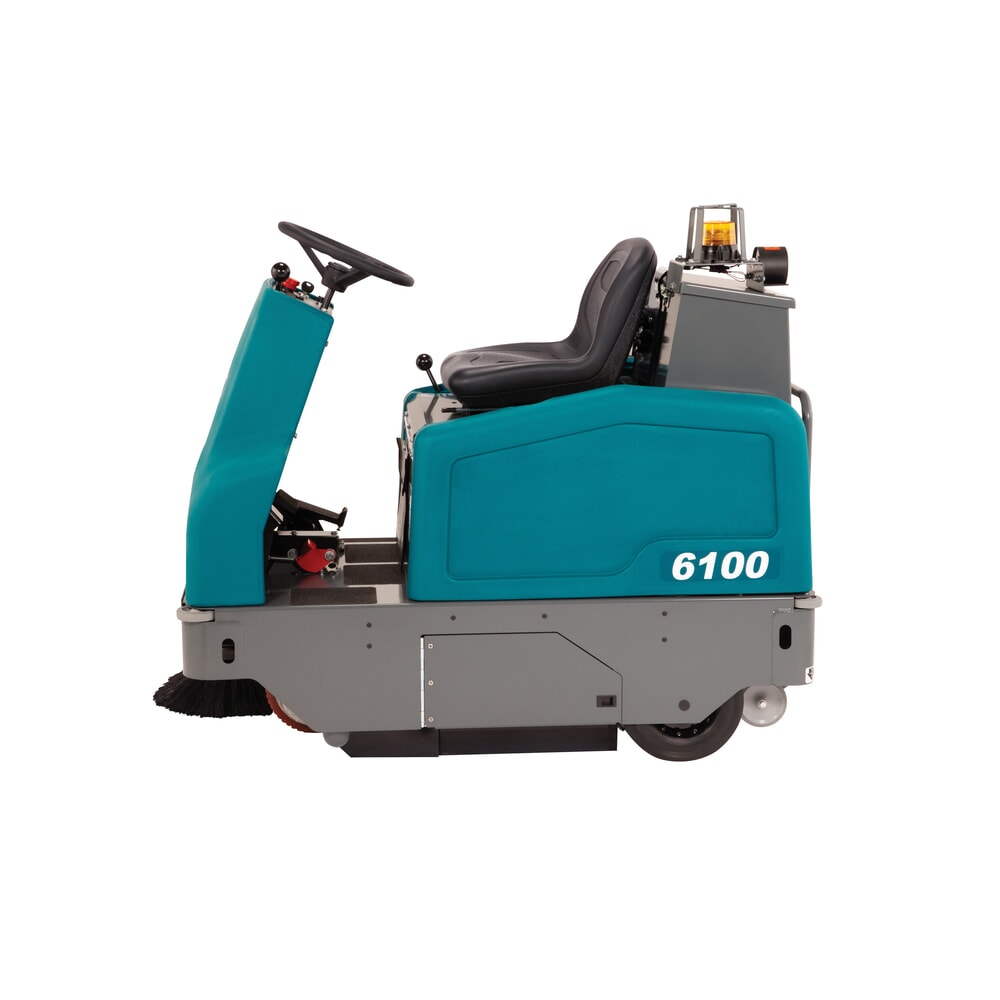 Produktabbildung: Tennant® Aufsitzkehrmaschine 6100, mit Auto Adjust™ Bürstenanpassung, mit 2 Seitenbesen, Handabsaugschlauch