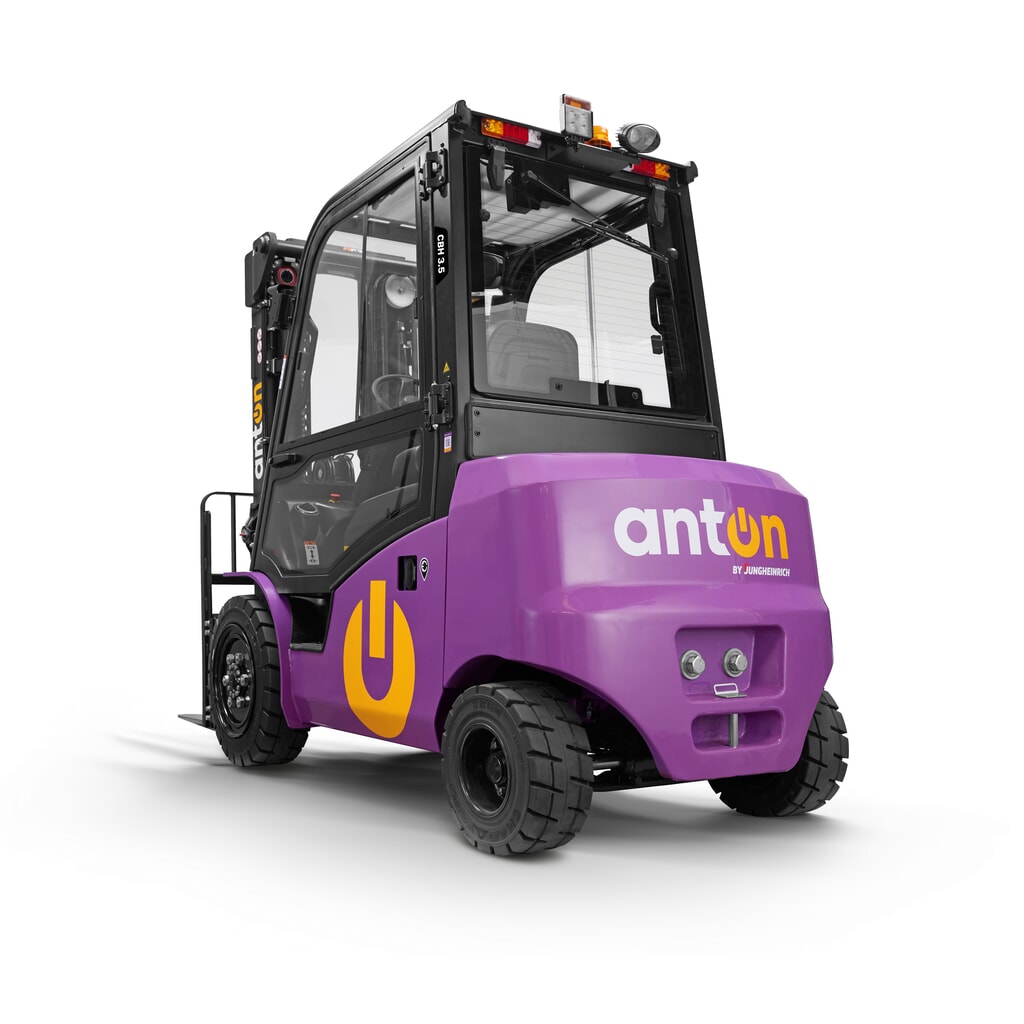 AntOn by Jungheinrich Elektro-Stapler CBH 3.5 mit Dreifach-Teleskop-Hubgerüst, Hubhöhe 4800 mm, Tragfähigkeit 3500 kg, Wetterschutzkabine Comfort, inklusive externem Ladegerät 80 V, 60 A, CEE, 5-pin Produktabbildung Nr. 2: AntOn by Jungheinrich Elektro-Stapler CBH 3.5 mit Dreifach-Teleskop-Hubgerüst, Hubhöhe 4800 mm, Tragfähigkeit 3500 kg, Wetterschutzkabine Comfort, inklusive externem Ladegerät 80 V, 60 A, CEE, 5-pin