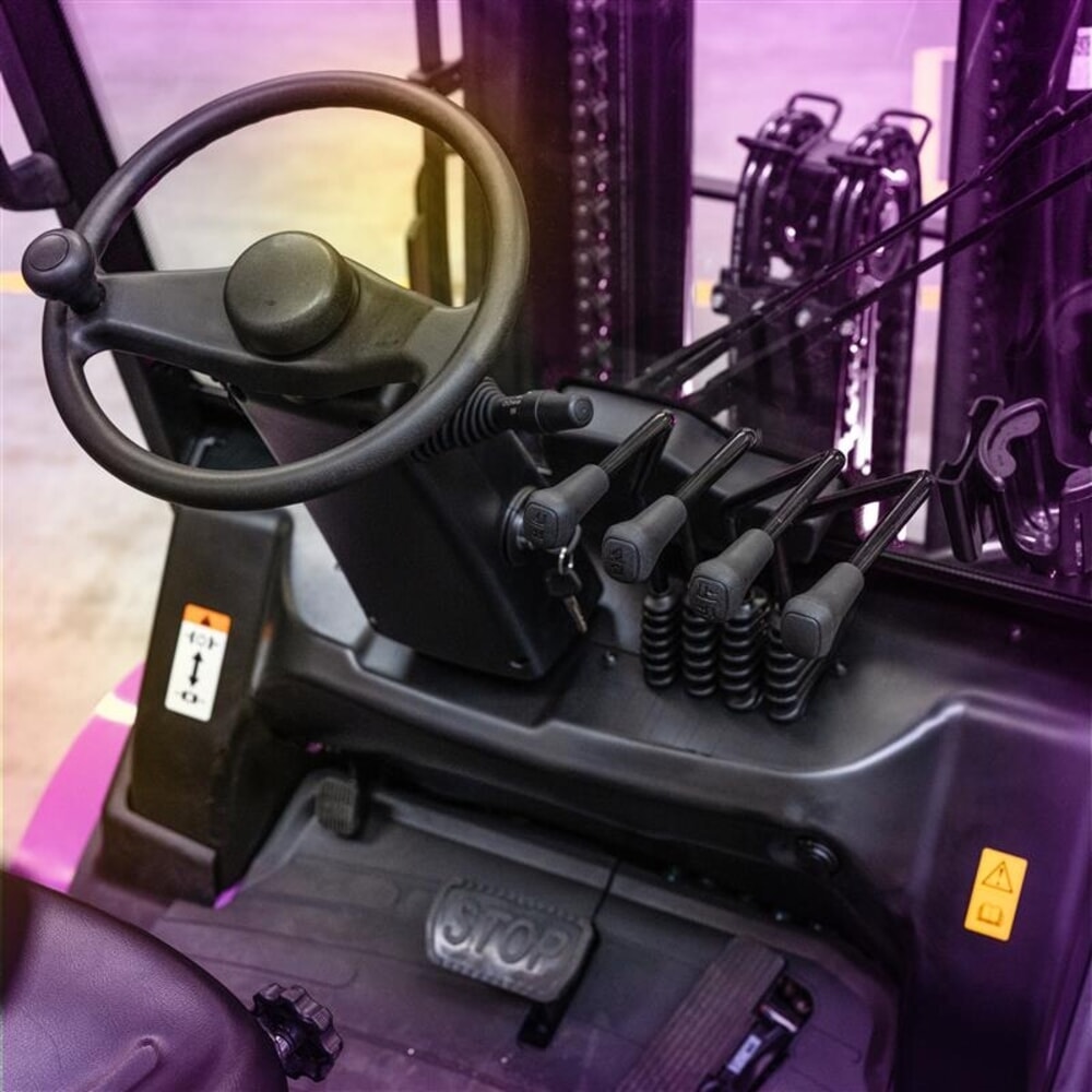 N° de l'image du produit 5 : AntOn by Jungheinrich chariot élévateur électrique CBH 3.5 avec mât télescopique triple, hauteur de levage 4 800 mm, capacité de charge 3500 kg, cabine intempéries Comfort, y compris chargeur externe 80 V, 60 A, CEE, 5 broches