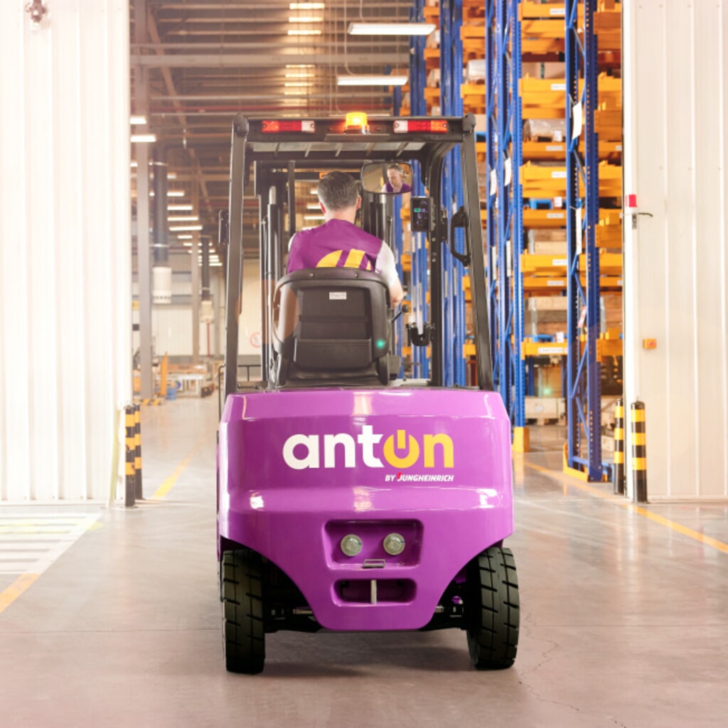 AntOn by Jungheinrich Elektro-Stapler CBH 3.5 mit Zweifach-Teleskop-Hubgerüst, Hubhöhe 3300 mm, Tragfähigkeit 3500 kg, inklusive externem Ladegerät 80 V, 60 A, CEE, 5-pin Produktabbildung Nr. 4: AntOn by Jungheinrich Elektro-Stapler CBH 3.5 mit Zweifach-Teleskop-Hubgerüst, Hubhöhe 3300 mm, Tragfähigkeit 3500 kg, inklusive externem Ladegerät 80 V, 60 A, CEE, 5-pin
