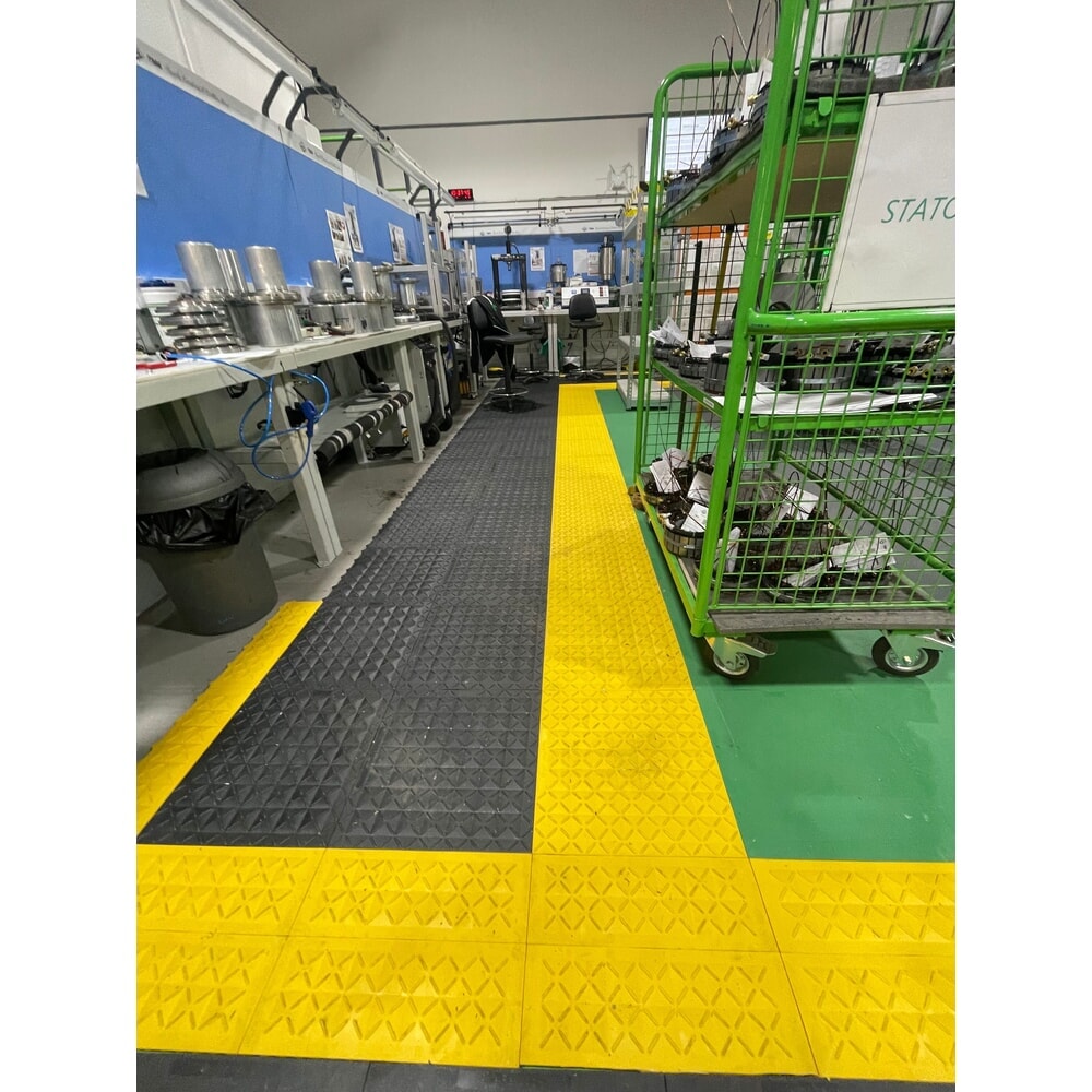Produktabbildung Nr. 2: REBOURNE® Anti-Ermüdungsmatte H5, hochbelastbar, ESD-Ausführung, Arbeitsplatz-Set mit 4 Randleisten, BxL 1120 mm x 1120 mm