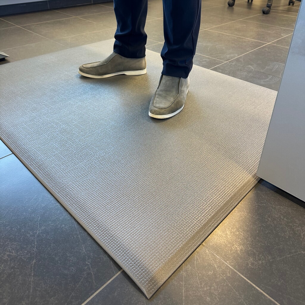 REBOURNE® Anti-Ermüdungsmatte W1, für Standzeit bis 3 Stunden, Raster, grau, BxL 600 mm x 910 mm Produktabbildung Nr. 4: REBOURNE® Anti-Ermüdungsmatte W1, für Standzeit bis 3 Stunden, Raster, grau, BxL 600 mm x 910 mm
