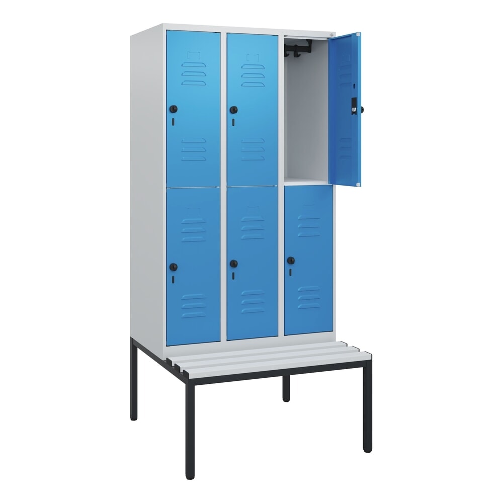 Produktabbildung: C+P Doppelstock-Spind Classic PLUS, 3 Abteile, HxBxT 1.950 x 900 x 815 mm, für Vorhängeschloss, untergebaute Bank aus Kunststoff, lichtgrau, lichtblau