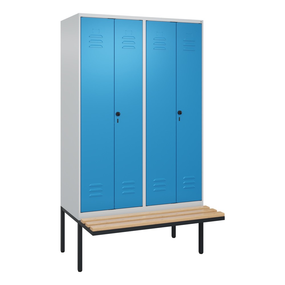 Produktabbildung: C+P PSA Doppel-Spind Classic PLUS, 4 Abteile, HxBxT 2.120 x 1.200 x 815 mm, für Vorhängeschloss, auskragende Bank aus Buche, lichtgrau, lichtblau