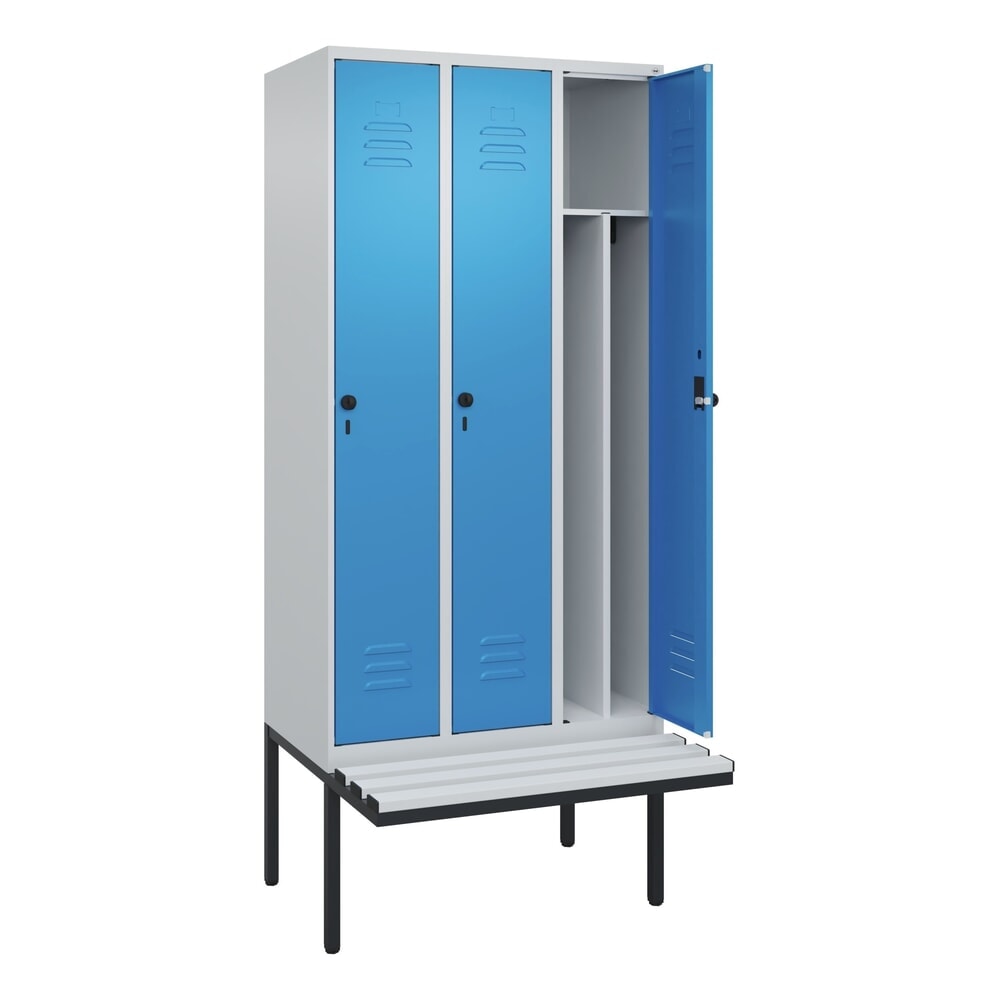 Produktabbildung: C+P Spind Classic PLUS, 3 Abteile, Trennwand, HxBxT 2.120 x 900 x 815 mm, für Vorhängeschloss, auskragende Bank aus Kunststoff, lichtgrau, lichtblau