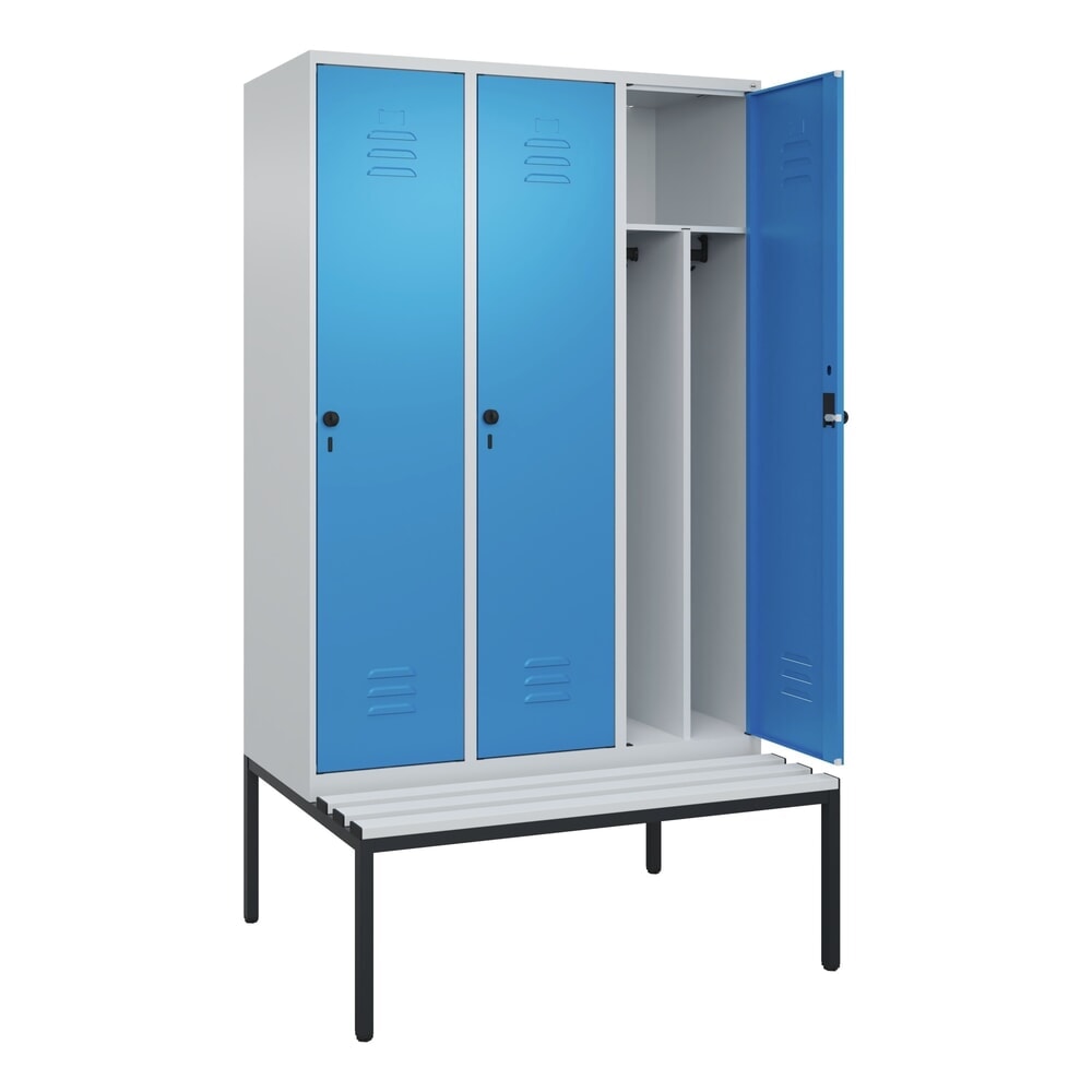 Produktabbildung: C+P Spind Classic PLUS, 3 Abteile, Trennwand, HxBxT 2.120 x 1.200 x 815 mm, für Vorhängeschloss, Trennwand, untergebaute Bank aus Kunststoff, lichtgrau, lichtblau