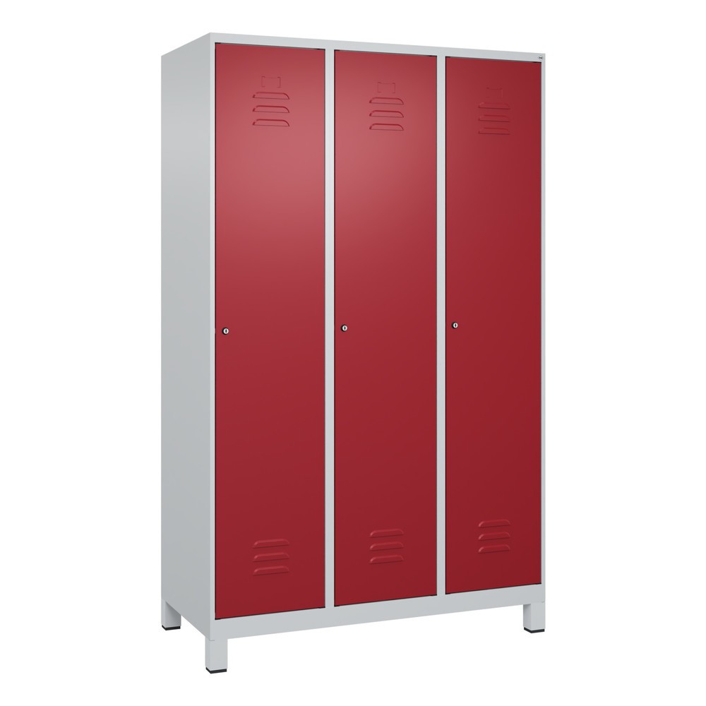 Produktabbildung: C+P Spind Classic PLUS, Füße, 3 Abteile, HxBxT 1.950 x 1.200 x 500 mm, lichtgrau, rubinrot, Zylinderschloss, mit Mitteltrennwand
