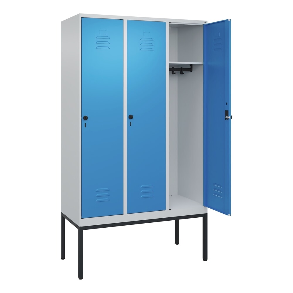 Produktabbildung: C+P Spind Classic PLUS, Gestell, 3 Abteile, HxBxT 2.120 x 1.200 x 500 mm, lichtgrau, lichtblau, für Vorhängeschloss, ohne Mitteltrennwand