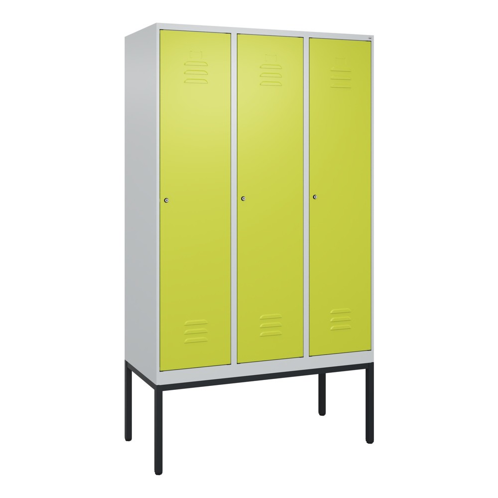 Produktabbildung: C+P Spind Classic PLUS, Gestell, 3 Abteile, HxBxT 2.120 x 1.200 x 500 mm, lichtgrau, clowngrün, Zylinderschloss, ohne Mitteltrennwand