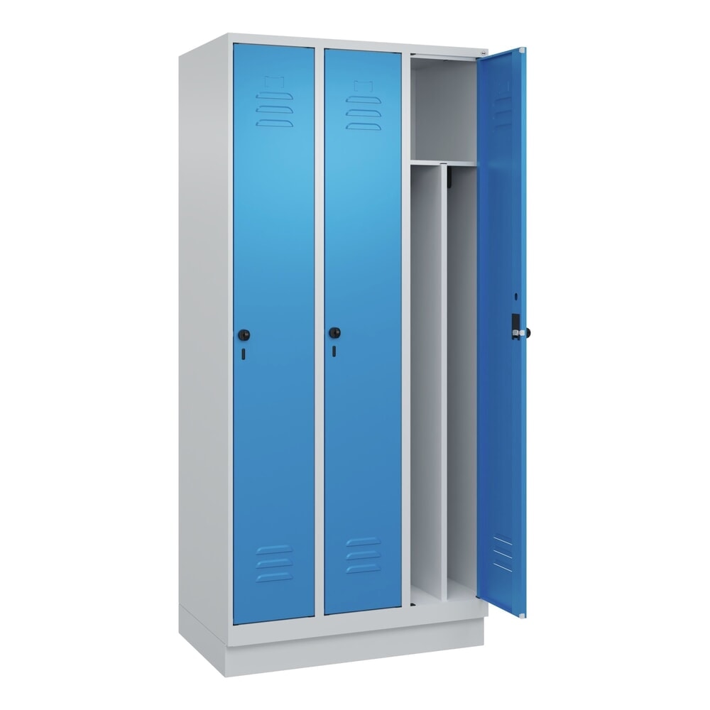 Produktabbildung: C+P Spind Classic PLUS, Sockel, 3 Abteile, HxBxT 1.950 x 900 x 500 mm, lichtgrau, lichtblau, für Vorhängeschloss, mit Mitteltrennwand