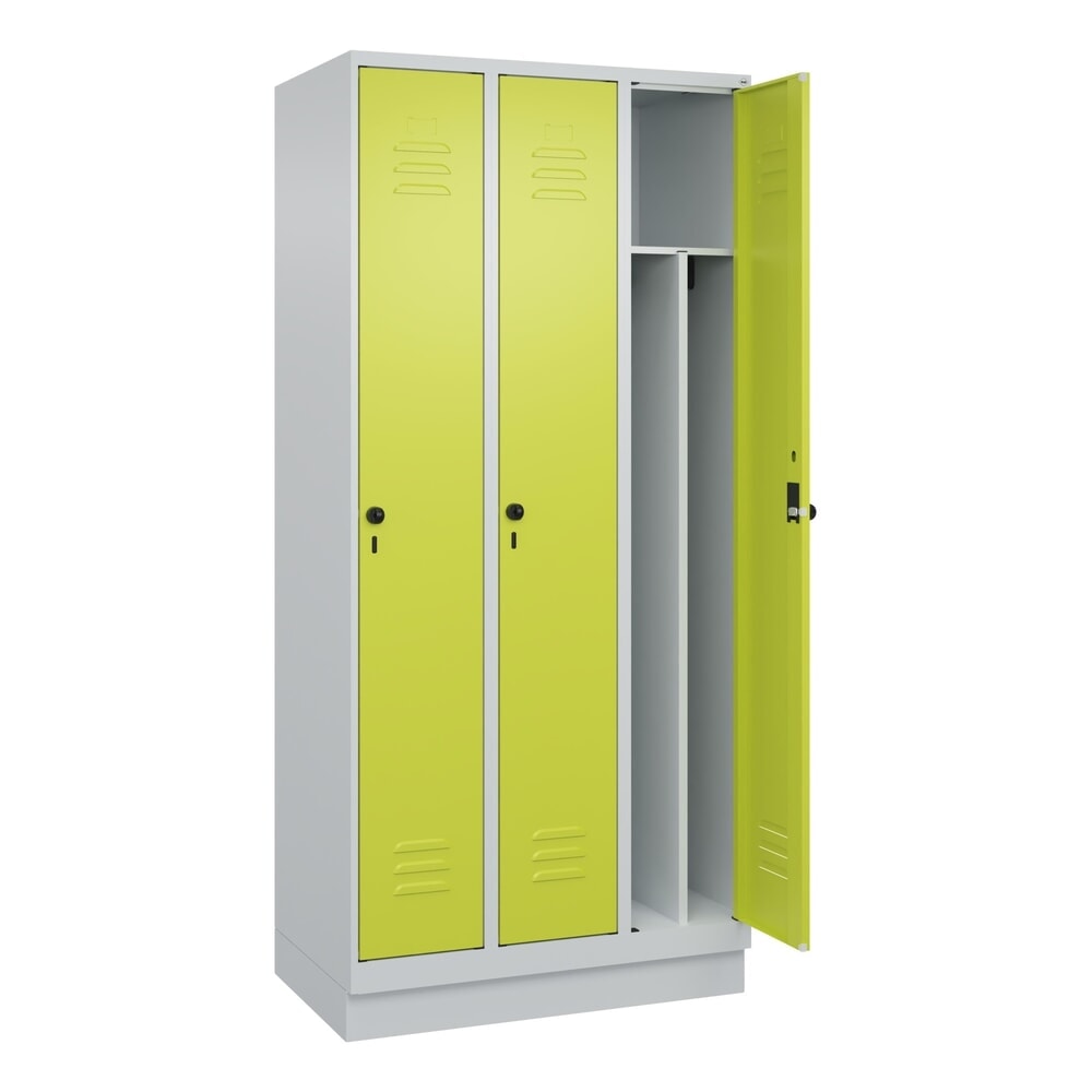 Produktabbildung Nr. 1: C+P Spind Classic PLUS, Sockel, 3 Abteile, HxBxT 1.950 x 900 x 500 mm, lichtgrau, clowngrün, für Vorhängeschloss, mit Mitteltrennwand