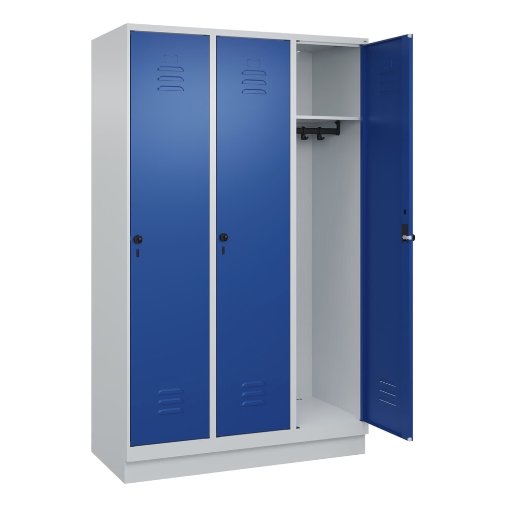 C+P Spind Classic PLUS, Sockel, 3 Abteile, HxBxT 1.950 x 1.200 x 500 mm, lichtgrau, enzianblau, für Vorhängeschloss, ohne Mitteltrennwand Produktabbildung: C+P Spind Classic PLUS, Sockel, 3 Abteile, HxBxT 1.950 x 1.200 x 500 mm, lichtgrau, enzianblau, für Vorhängeschloss, ohne Mitteltrennwand