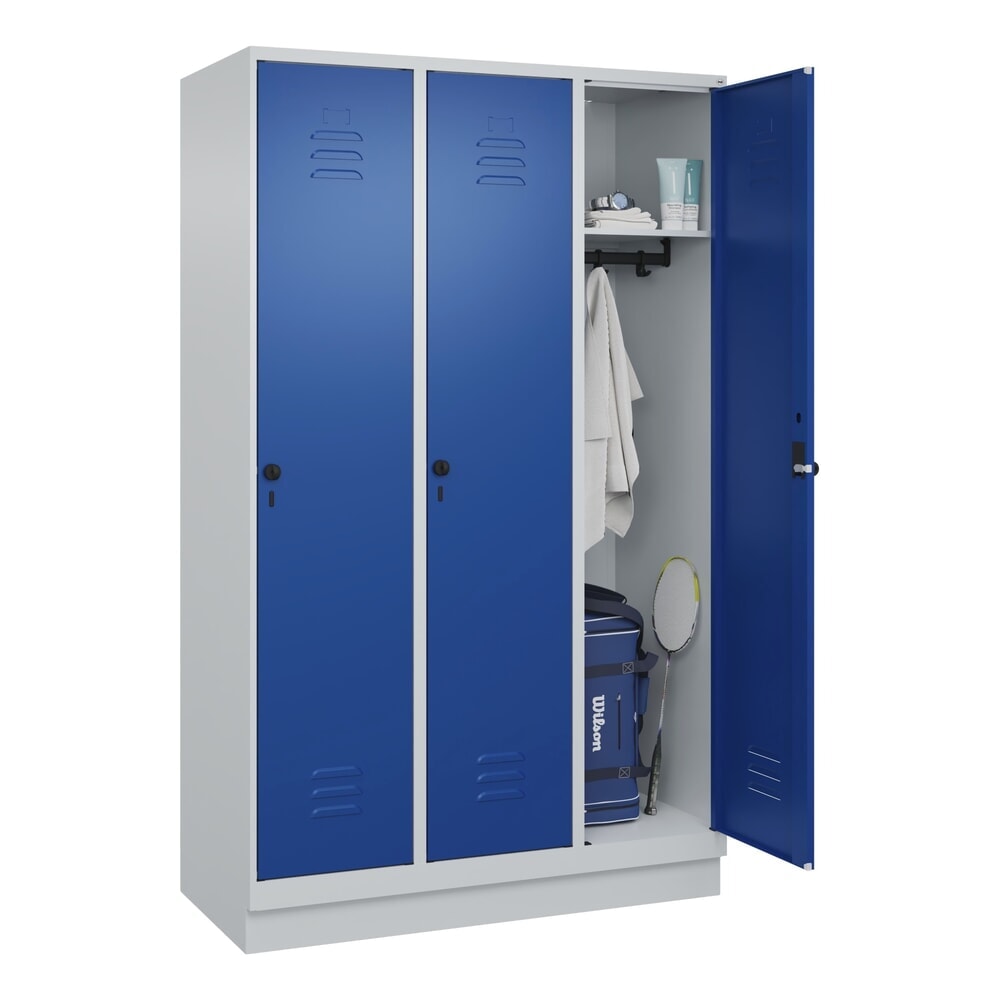 Produktabbildung Nr. 10: C+P Spind Classic PLUS, Sockel, 3 Abteile, HxBxT 1.950 x 1.200 x 500 mm, lichtgrau, enzianblau, für Vorhängeschloss, ohne Mitteltrennwand