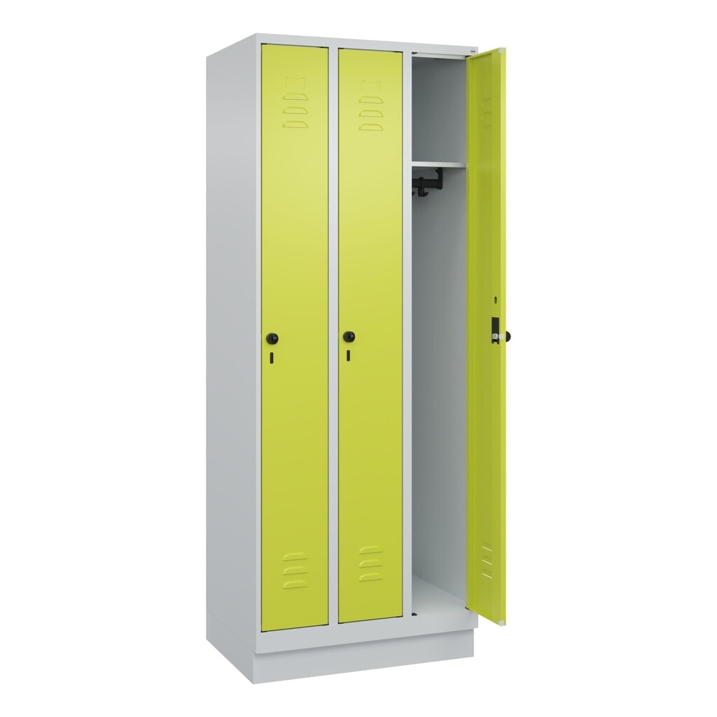 Produktabbildung Nr. 1: C+P Spind Classic PLUS, Sockel, 3 Abteile, HxBxT 1.950 x 750 x 500 mm, lichtgrau, clowngrün, für Vorhängeschloss, ohne Mitteltrennwand