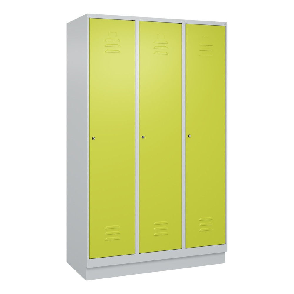 Produktabbildung: C+P Spind Classic PLUS, Sockel, 3 Abteile, HxBxT 1.950 x 1.200 x 500 mm, lichtgrau, clowngrün, Zylinderschloss, mit Mitteltrennwand