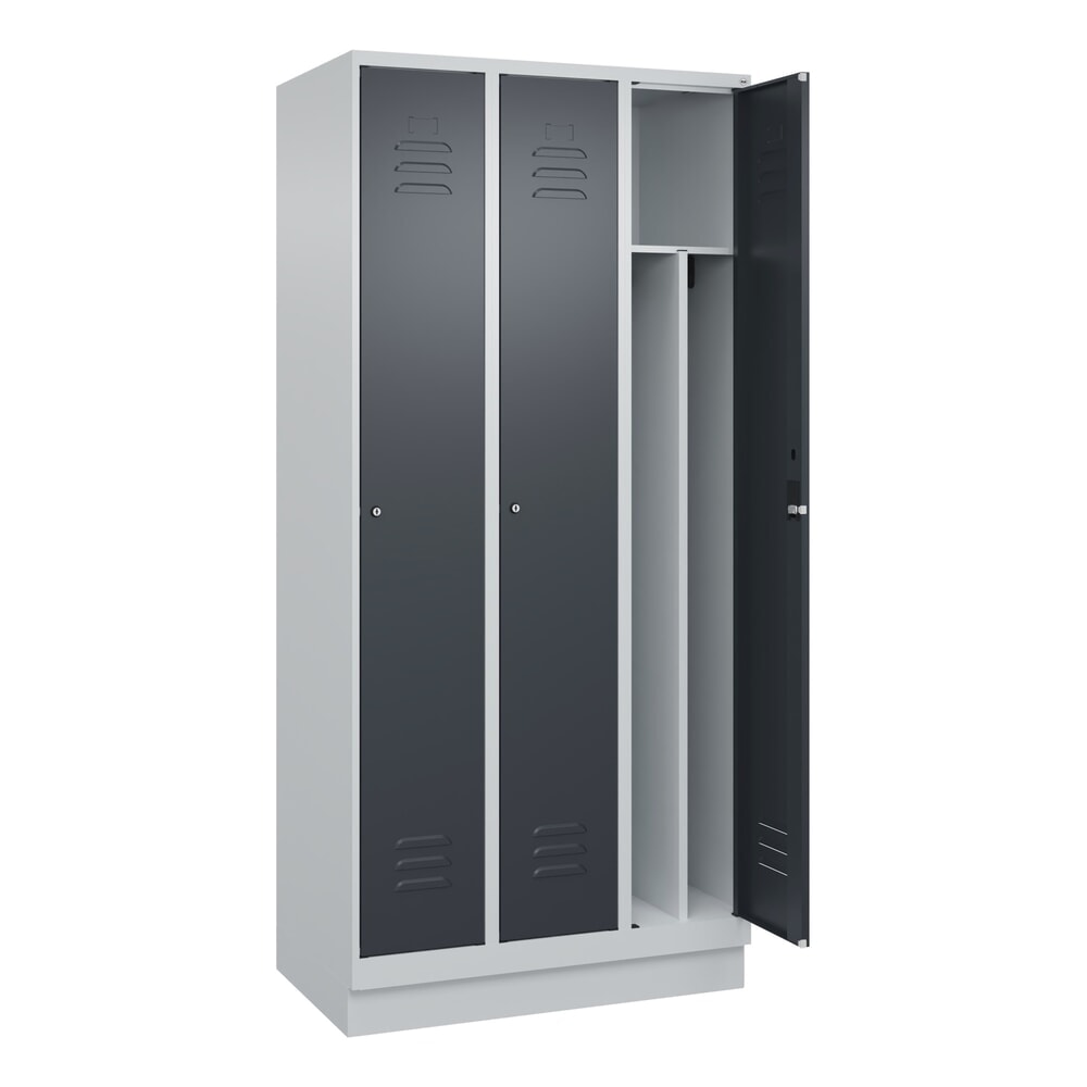 C+P Spind Classic PLUS, Sockel, 3 Abteile, HxBxT 1.950 x 900 x 500 mm, lichtgrau, anthrazitgrau, Zylinderschloss, mit Mitteltrennwand Produktabbildung Nr. 1: C+P Spind Classic PLUS, Sockel, 3 Abteile, HxBxT 1.950 x 900 x 500 mm, lichtgrau, anthrazitgrau, Zylinderschloss, mit Mitteltrennwand