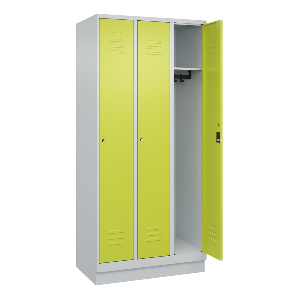 C+P Spind Classic PLUS, Sockel, 3 Abteile, HxBxT 1.950 x 900 x 500 mm, lichtgrau, clowngrün, Zylinderschloss, ohne Mitteltrennwand Produktabbildung Nr. 1: C+P Spind Classic PLUS, Sockel, 3 Abteile, HxBxT 1.950 x 900 x 500 mm, lichtgrau, clowngrün, Zylinderschloss, ohne Mitteltrennwand