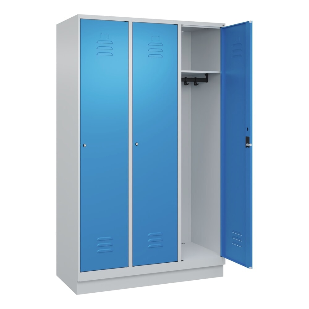Produktabbildung: C+P Spind Classic PLUS, Sockel, 3 Abteile, HxBxT 1.950 x 1.200 x 500 mm, lichtgrau, lichtblau, Zylinderschloss, ohne Mitteltrennwand