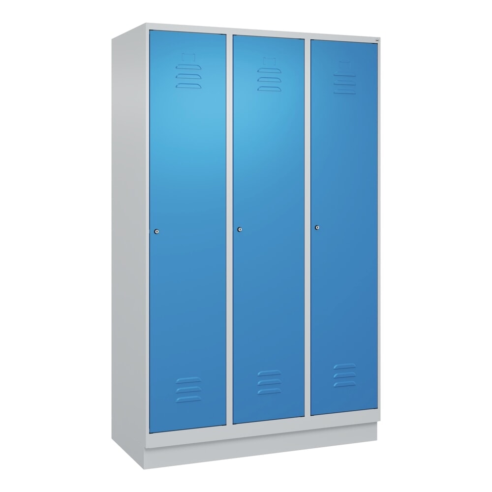 Produktabbildung Nr. 9: C+P Spind Classic PLUS, Sockel, 3 Abteile, HxBxT 1.950 x 1.200 x 500 mm, lichtgrau, lichtblau, Zylinderschloss, ohne Mitteltrennwand