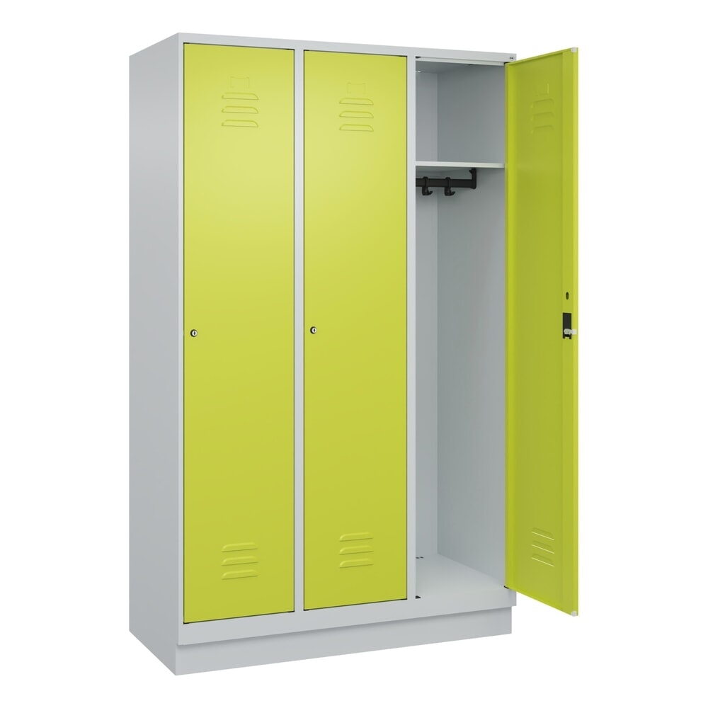 Produktabbildung: C+P Spind Classic PLUS, Sockel, 3 Abteile, HxBxT 1.950 x 1.200 x 500 mm, lichtgrau, clowngrün, Zylinderschloss, ohne Mitteltrennwand