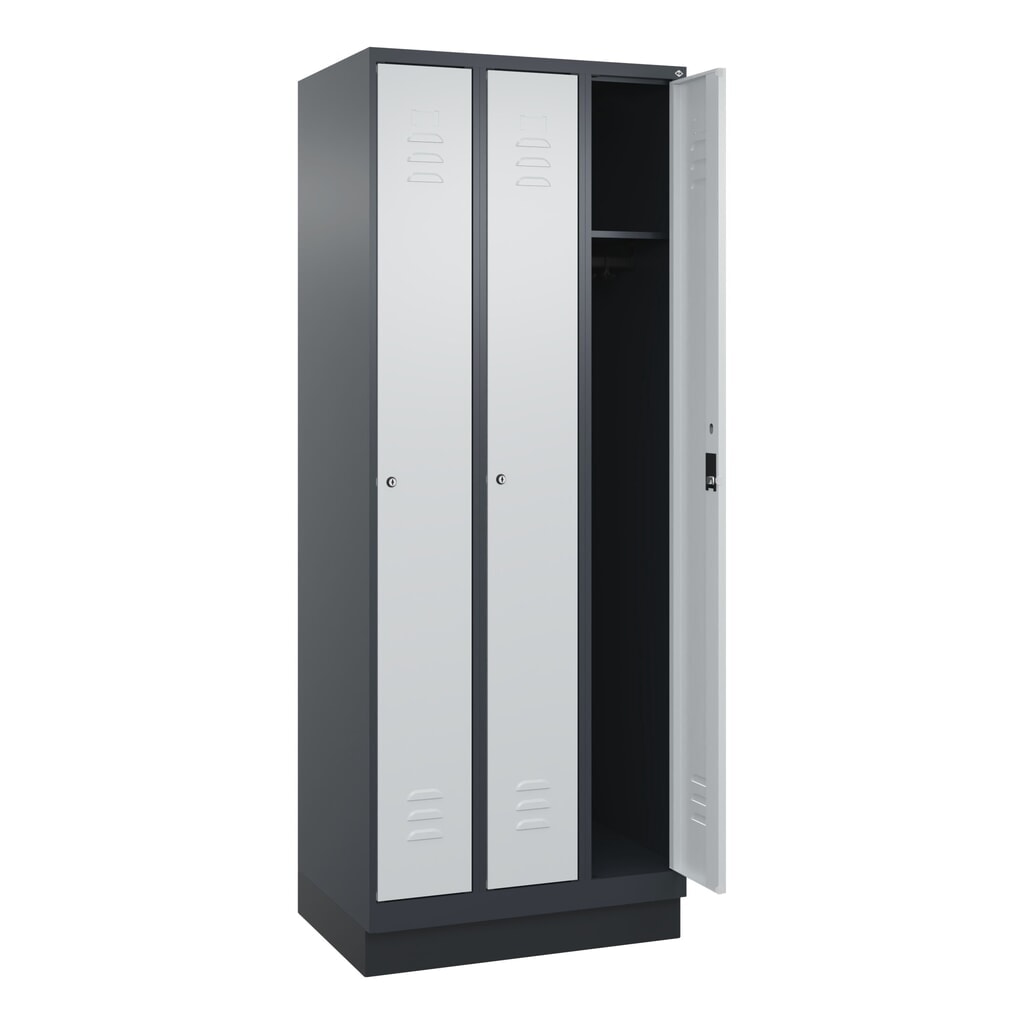 C+P Spind Classic PLUS, Sockel, 3 Abteile, HxBxT 1.950 x 750 x 500 mm, anthrazitgrau, lichtgrau, Zylinderschloss, ohne Mitteltrennwand Produktabbildung Nr. 1: C+P Spind Classic PLUS, Sockel, 3 Abteile, HxBxT 1.950 x 750 x 500 mm, anthrazitgrau, lichtgrau, Zylinderschloss, ohne Mitteltrennwand