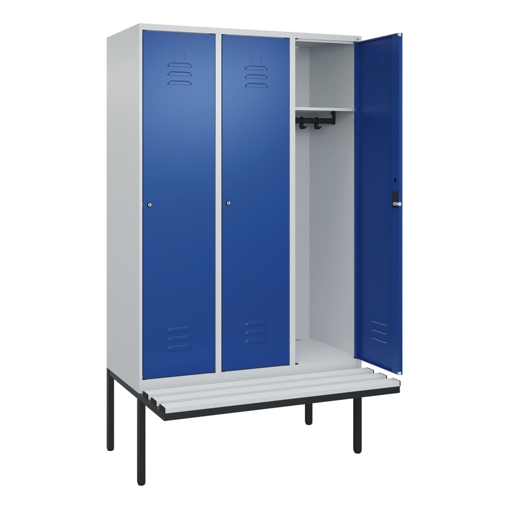 Produktabbildung: C+P Spind Classic PLUS, 3 Abteile, HxBxT 2.120 x 1.200 x 815 mm, Zylinderschloss, auskragende Bank aus Kunststoff, lichtgrau, enzianblau
