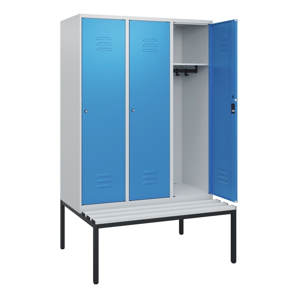 Produktabbildung: C+P Spind Classic PLUS, 3 Abteile, HxBxT 1.950 x 1.200 x 815 mm, Zylinderschloss, untergebaute Bank aus Kunststoff, lichtgrau, lichtblau