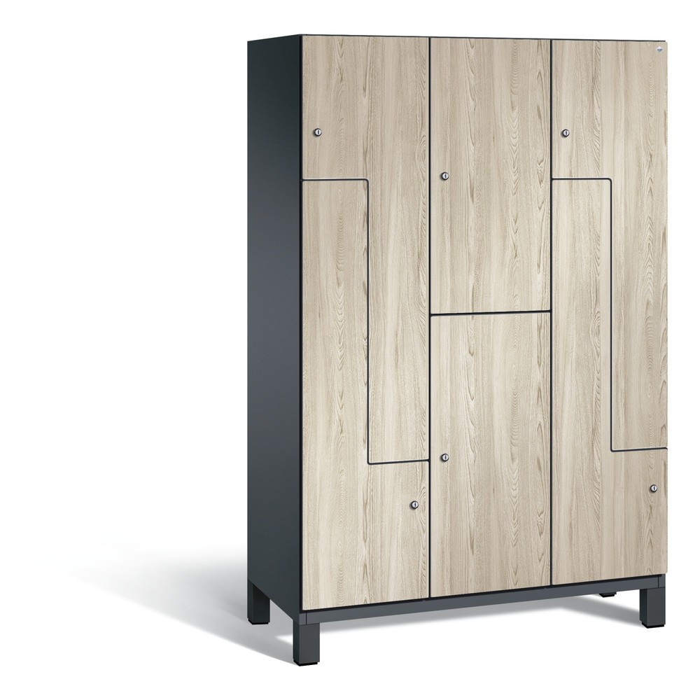 Produktabbildung: C+P Z-Kombinationsschrank Cambio, 3 Abteile, Abteilbreite 400 mm, HxBxT 1980x1200x525 mm, RAL 7021 Schwarzgrau, Dekor Sen-Esche, Füße