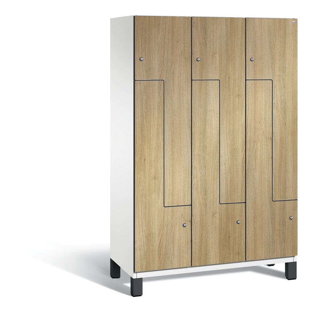 Produktabbildung: C+P Z-Spind Cambio, 3 Abteile, Abteilbreite 400 mm, HxBxT 1980x1200x525 mm, RAL 9016 Verkehrsweiß, Dekor Eiche Sereno, Füße