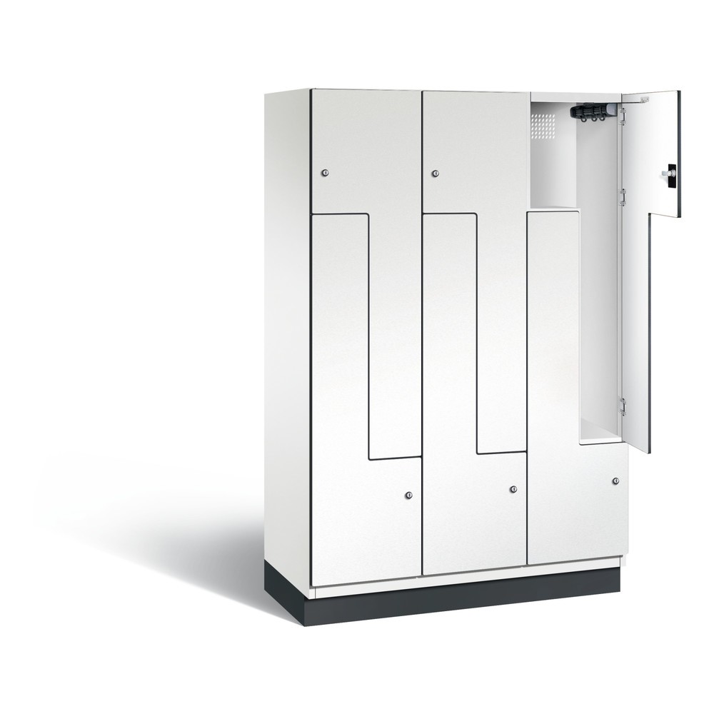 Produktabbildung: C+P Z-Spind Cambio, 3 Abteile, Abteilbreite 400 mm, HxBxT 1980x1200x525 mm, RAL 9016 Verkehrsweiß, Dekor Weiß, Sockel