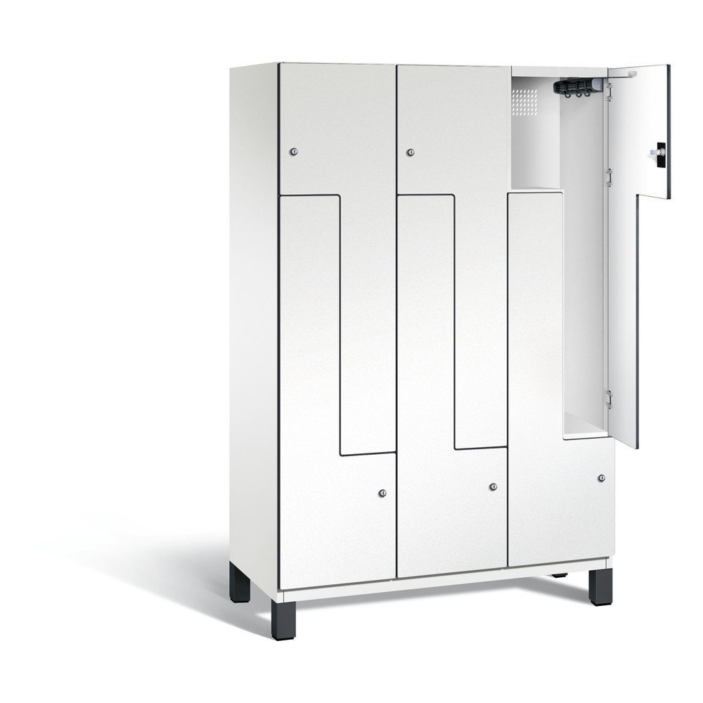 Produktabbildung: C+P Z-Spind Cambio, 3 Abteile, Abteilbreite 400 mm, HxBxT 1980x1200x525 mm, RAL 9016 Verkehrsweiß, Dekor Weiß, Füße