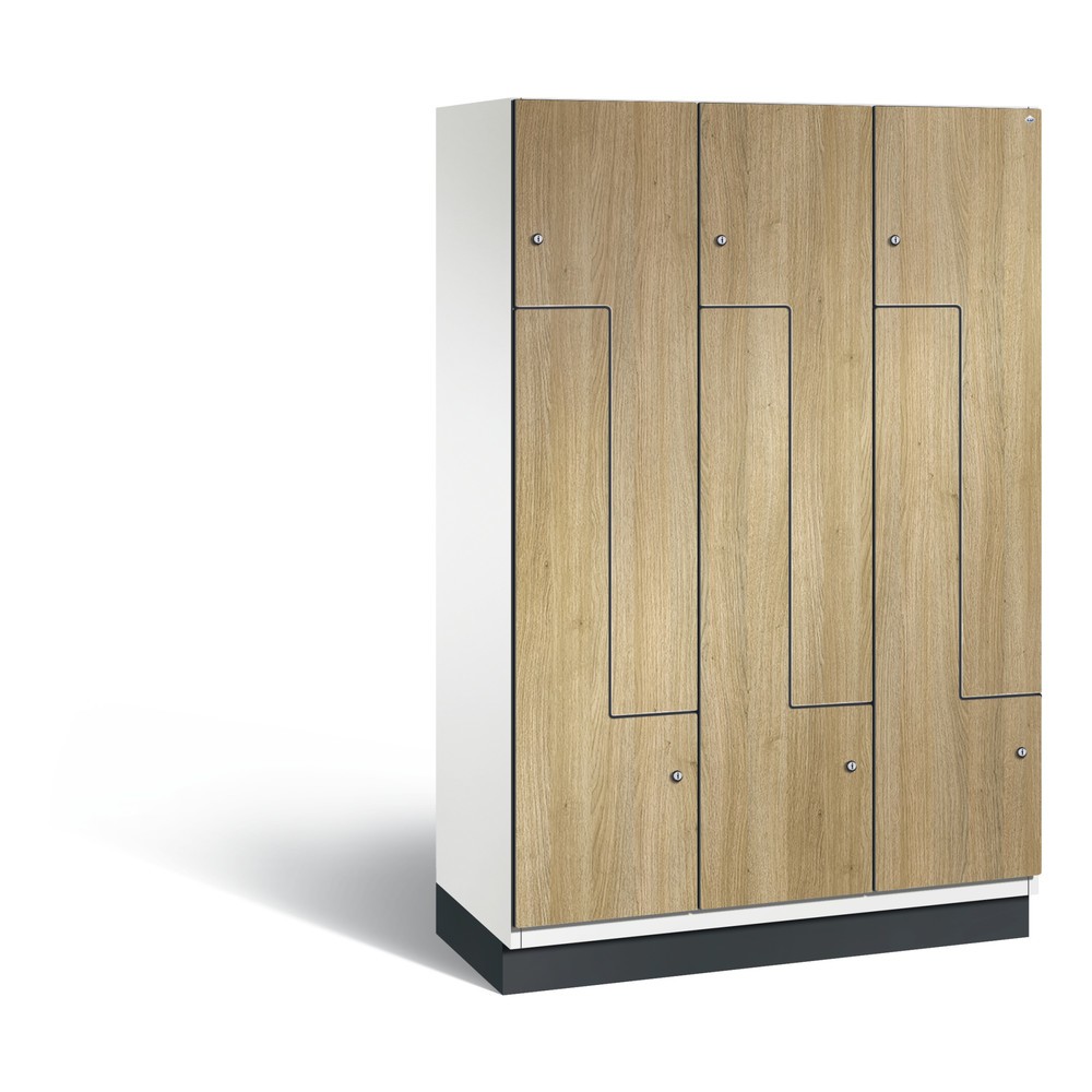 Produktabbildung: C+P Z-Spind Cambio, 3 Abteile, Abteilbreite 400 mm, HxBxT 1980x1200x525 mm, RAL 9016 Verkehrsweiß, Dekor Eiche Sereno, Sockel