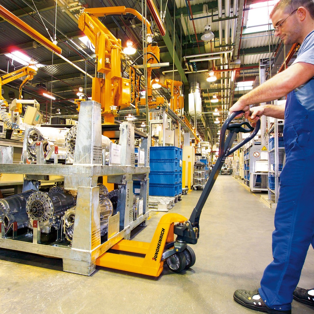 Jungheinrich Handhubwagen AM 22 mit Schnellhub und Fahr- und Feststellbremse, Tragfähigkeit 2.200 kg, Gabellänge 1.150 mm, Vollgummi/Polyurethan Produktabbildung Nr. 4: Jungheinrich Handhubwagen AM 22 mit Schnellhub und Fahr- und Feststellbremse, Tragfähigkeit 2.200 kg, Gabellänge 1.150 mm, Vollgummi/Polyurethan