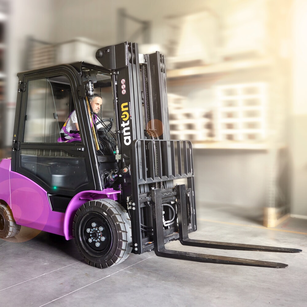 N° de l'image du produit 10 : AntOn by Jungheinrich chariot élévateur électrique CBH 2.5 avec mât télescopique triple, hauteur de levage 4 800 mm, capacité de charge 2 500 kg, cabine intempéries Comfort, y compris chargeur externe 80 V, 100 A, CEE, 5 broches
