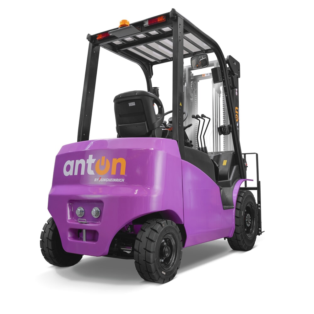 N° de l'image du produit 3 : AntOn by Jungheinrich chariot élévateur électrique CBH 2.5 avec mât télescopique triple, hauteur de levage 4 800 mm, capacité de charge 2 500 kg, cabine intempéries ECO, y compris chargeur externe 80 V, 100 A, CEE, 5 broches