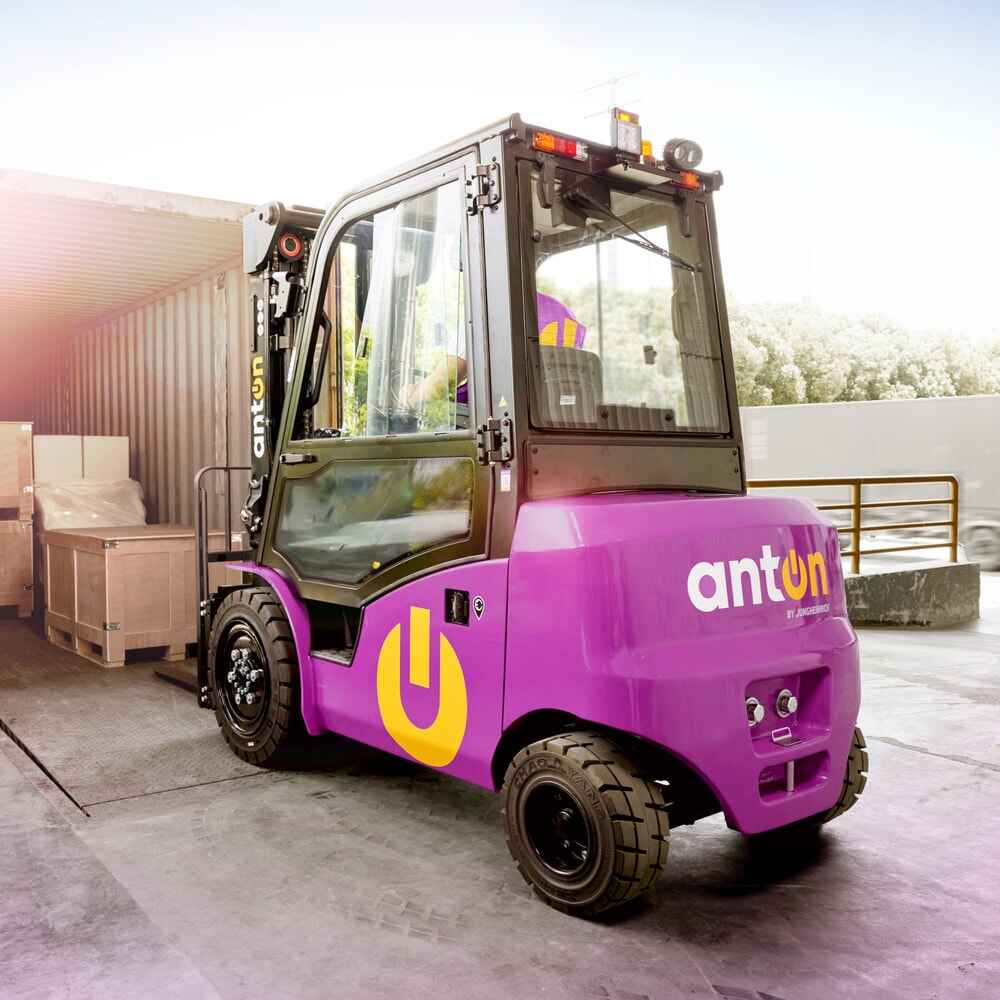 Číslo obrázku produktu 9: AntOn by Jungheinrich elektrický vysokozdvižný vozík CBH 2.5 s trojitým teleskopickým zdvihovým zařízením, výška zdvihu 4 800 mm, nosnost 2 500 kg, kabina pro ochranu proti povětrnostním vlivům Comfort, vč. externí nabíječky 80 V, 60 A,