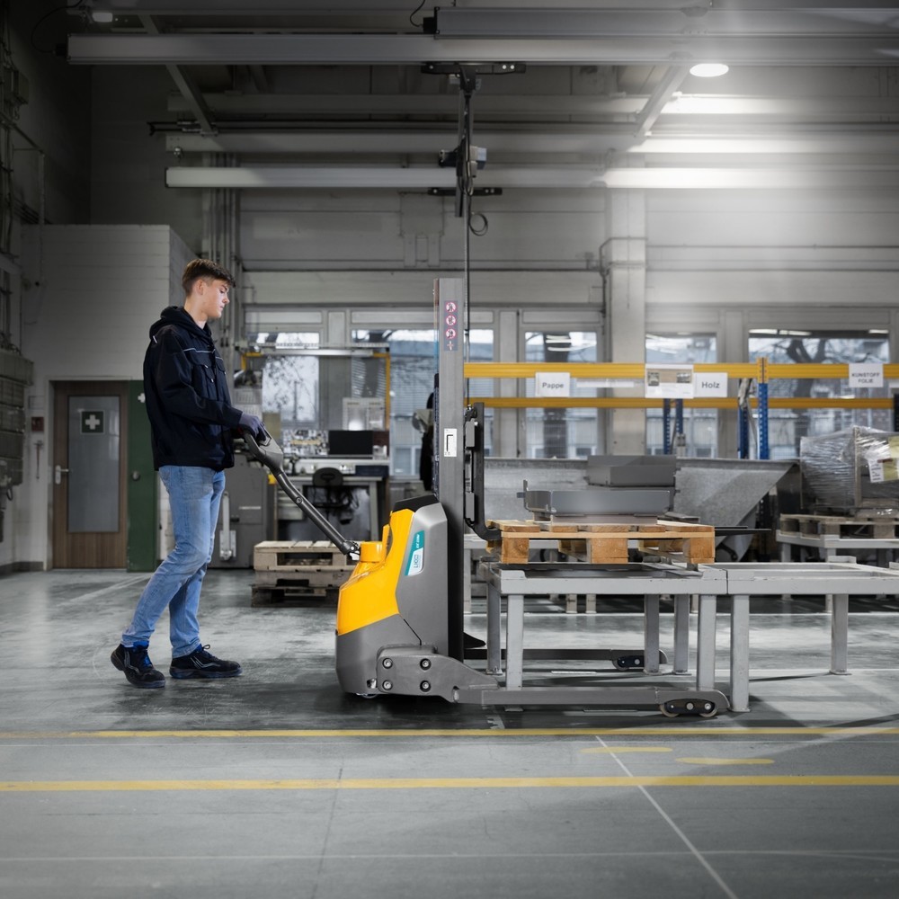 Číslo obrázka výrobku 9: Elektrický vysokozdvižný vozík Jungheinrich EJC 110bi E, jednoduchý stĺpik, výška zdvihu 1 230 mm, nosnosť 1 000 kg, proporčná hydraulika, vzdialenosť oporných ramien 891 mm