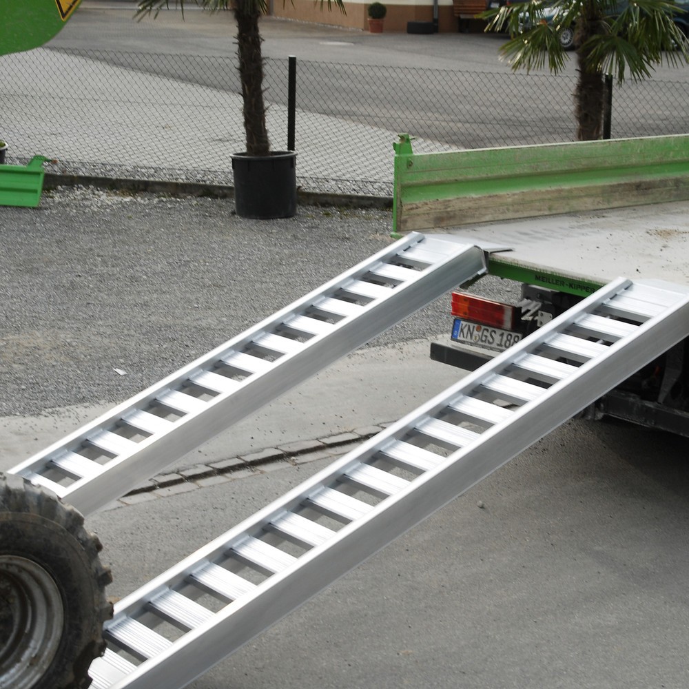 Immagine del prodotto n. 1: Guide di carico con pioli, con bordo, portata 1.660 kg/paio, lunghezza 2.340 mm