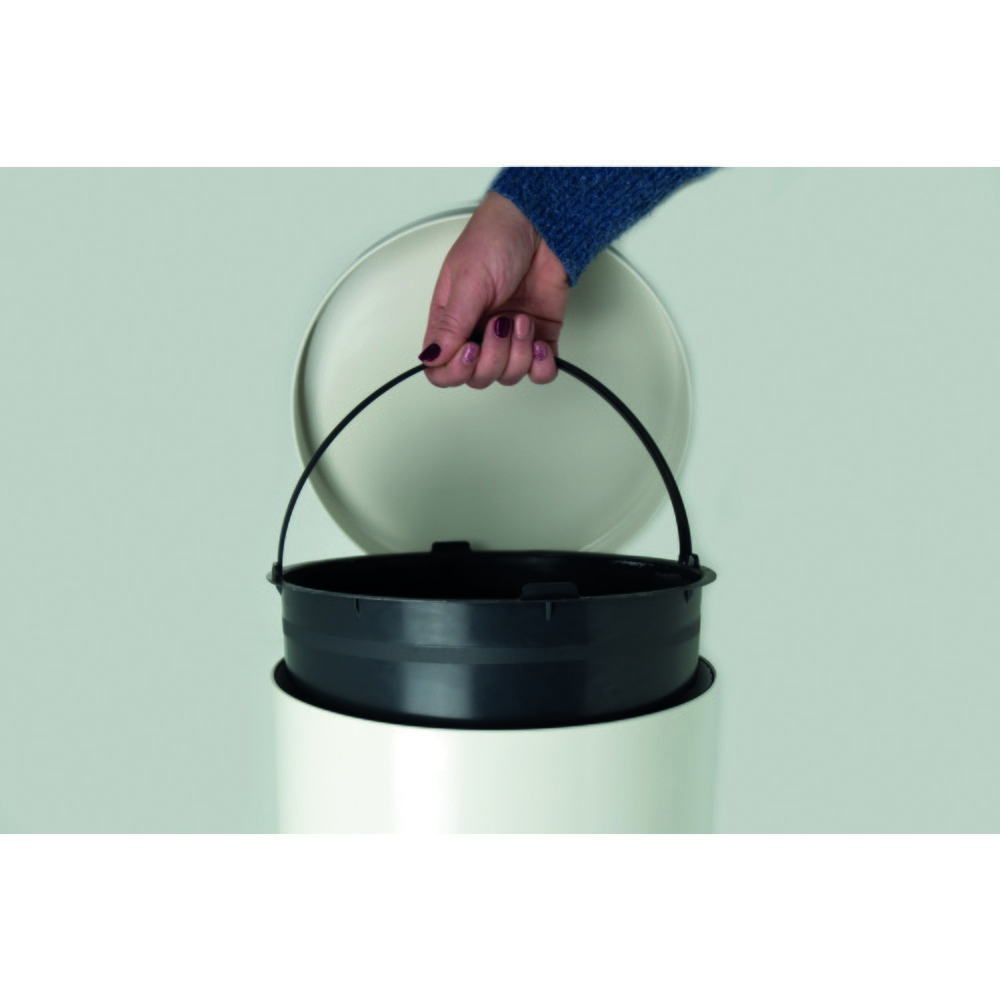 Produktabbildung Nr. 2: helit Tretabfallbehälter "the knight“, 3 Liter, Silberionen-Beschichtung, schwarz