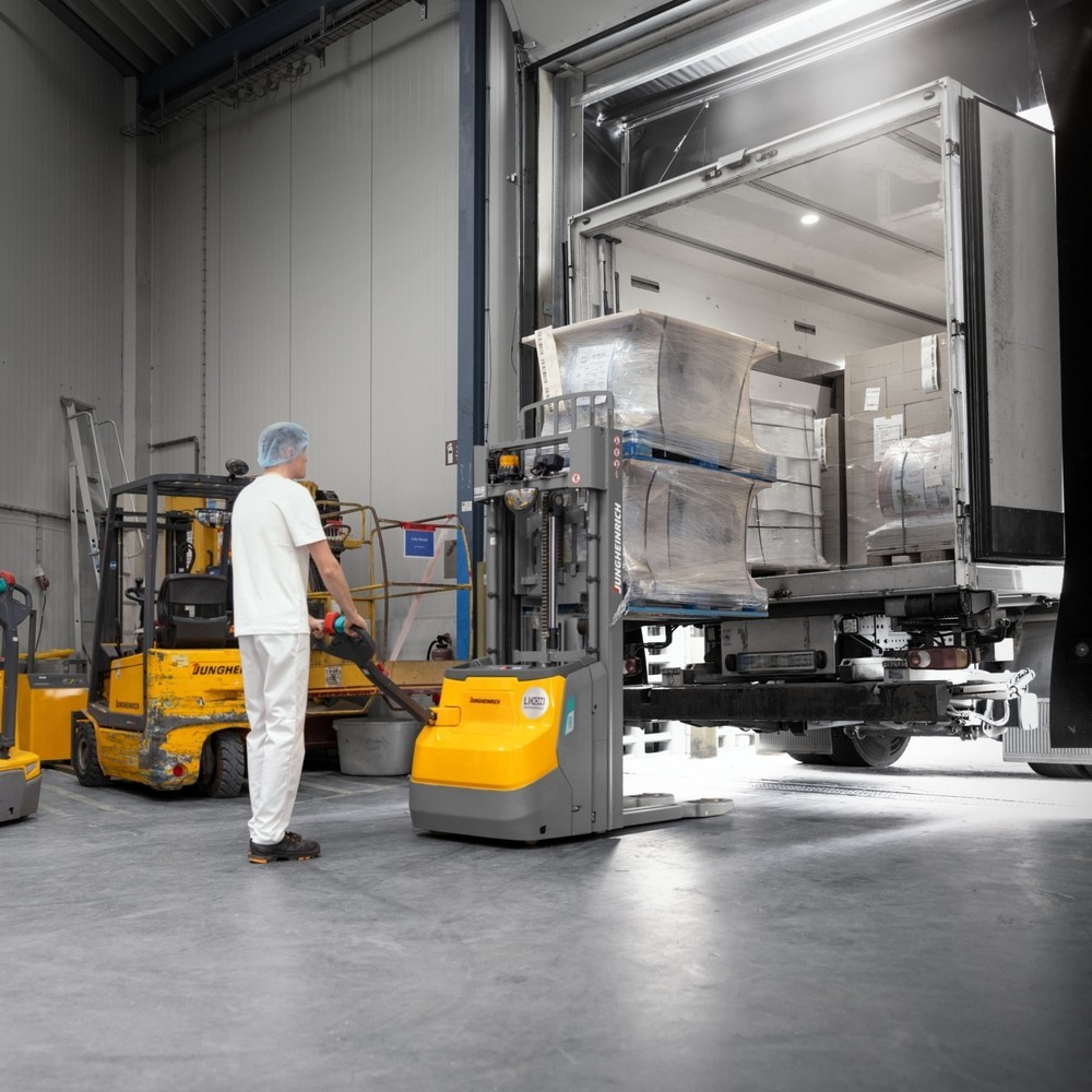 Termékkép száma 6: Jungheinrich EJC 112zi ZZ elektromos gyalogkíséretű targonca, kéttagú teleszkópos emelőoszlop, emelési magasság 3690 mm, teherbírás 1200 kg, proporcionális hidraulika, két raklap egyidejű kezelése funkció