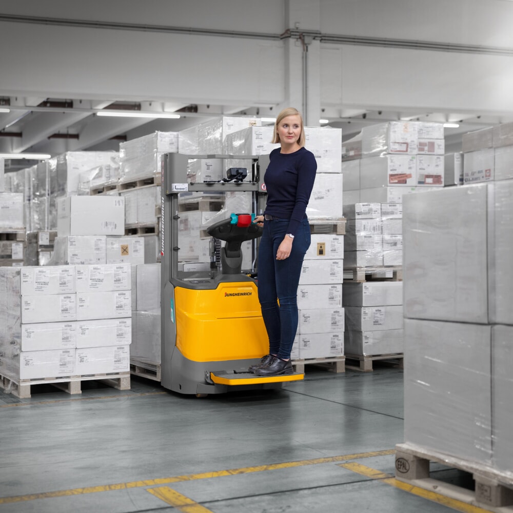 Produktabbildung Nr. 11: Jungheinrich Elektro-Hochhubwagen ERC 110i ZT mit Standplattform, Zweifach-Teleskop-Hubgerüst, Hubhöhe 2.900 mm, Tragfähigkeit 1.000 kg, Proportionalhydraulik