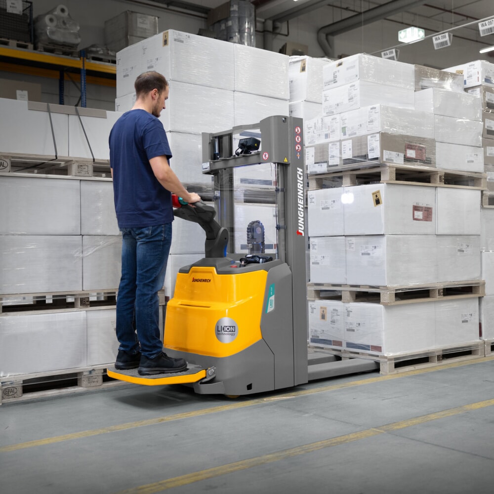 Produktabbildung Nr. 14: Jungheinrich Elektro-Hochhubwagen ERC 110i ZT mit Standplattform, Zweifach-Teleskop-Hubgerüst, Hubhöhe 2.900 mm, Tragfähigkeit 1.000 kg, Proportionalhydraulik