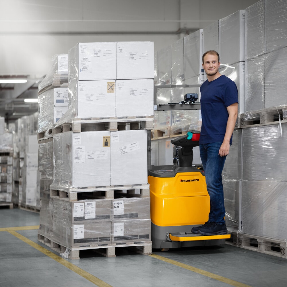 Produktabbildung Nr. 15: Jungheinrich Elektro-Hochhubwagen ERC 110i ZT mit Standplattform, Zweifach-Teleskop-Hubgerüst, Hubhöhe 2.900 mm, Tragfähigkeit 1.000 kg, Proportionalhydraulik